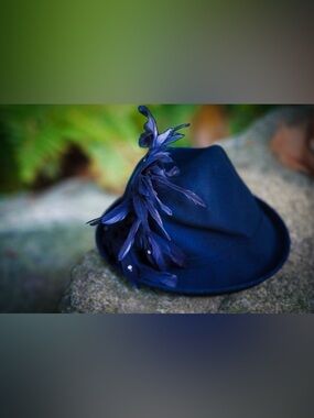 Vintage Ann Marie Navy Blue 100% Wool Fascinator Hat - Iridescent Feathers